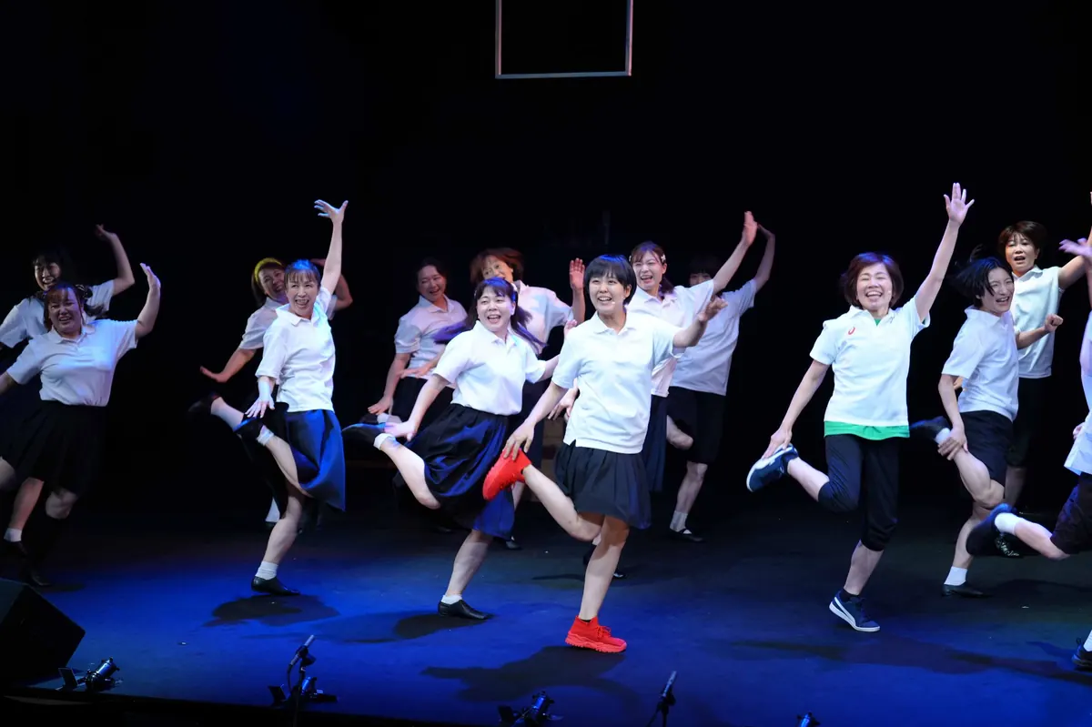 舞台写真 — 全員ダンス